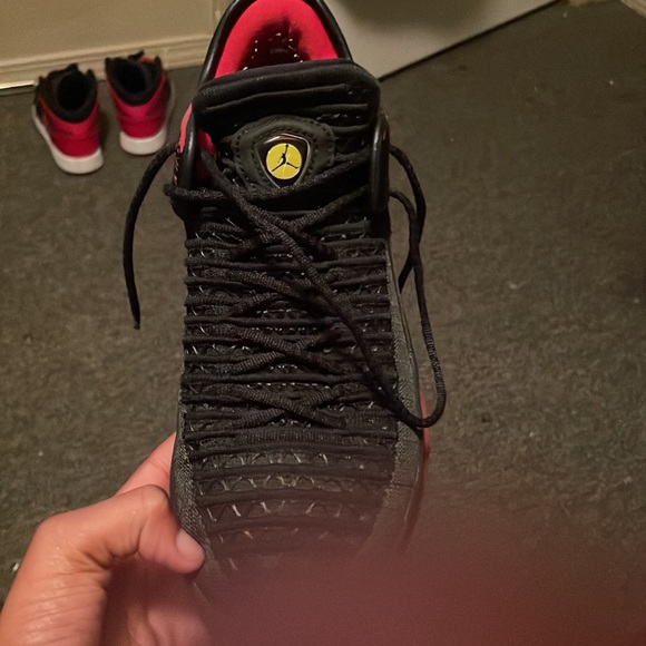 Im selling basketball jordan and the color is back,and red - Picture 5 of 5